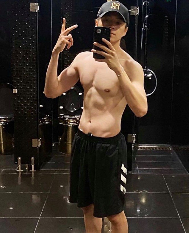 Showbiz 27/5: Chi Pu khoe vòng 1 táo bạo, Isaac tích cực