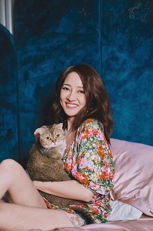 Showbiz 27/5: Chi Pu khoe vòng 1 táo bạo, Isaac tích cực