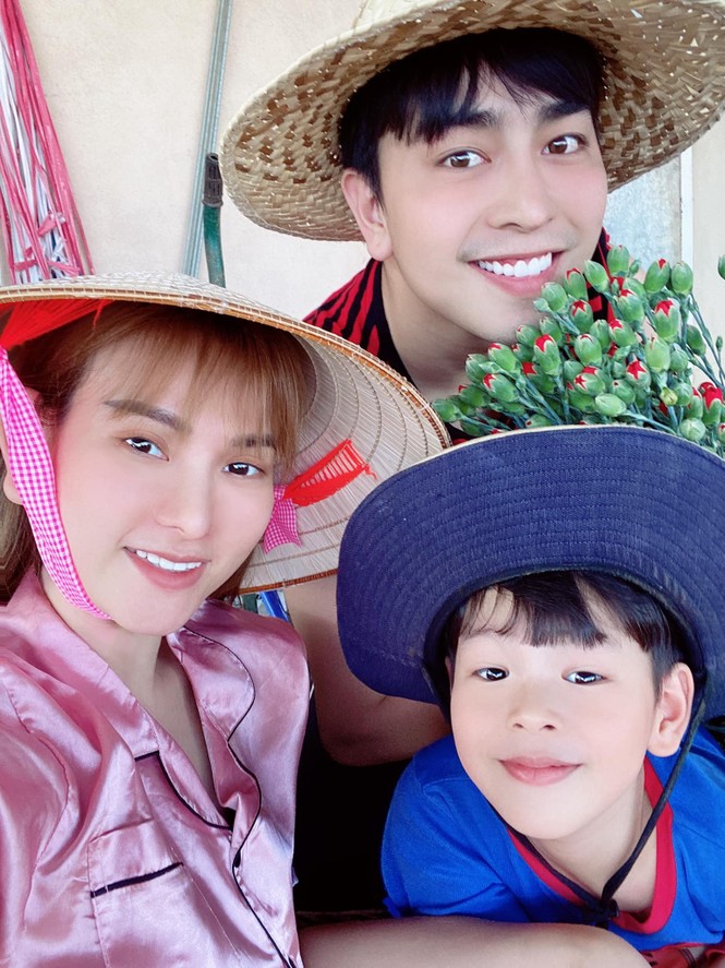 Showbiz 28/5: Quang Hải nhí nhảnh bên bạn gái mới, Hồng Quế khoe lưng trần táo bạo - ảnh 5