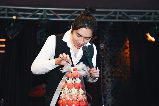 Showbiz 2/6: Tim và Trương Quỳnh Anh
