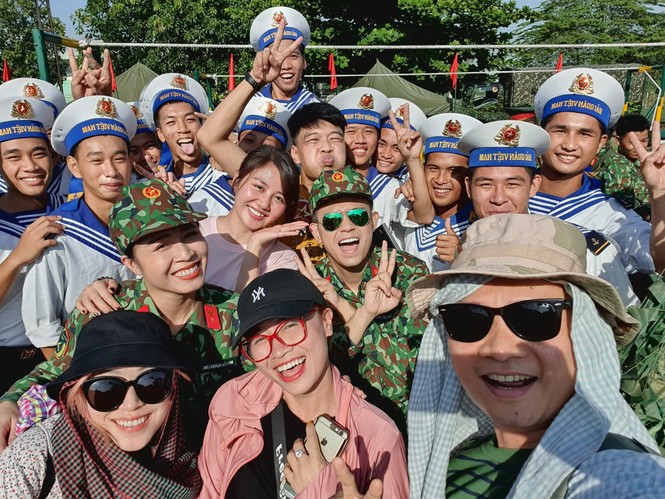 Showbiz 12/6: Phương Mỹ Chi gặp trực tiếp,