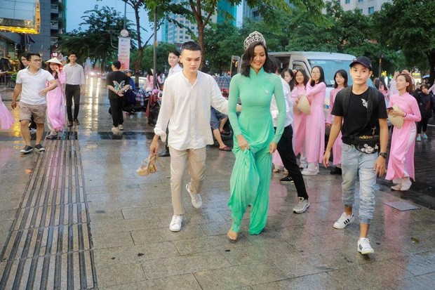 Showbiz 18/6: H'Hen Niê đi chân trần dưới mưa gây sốt - ảnh 1