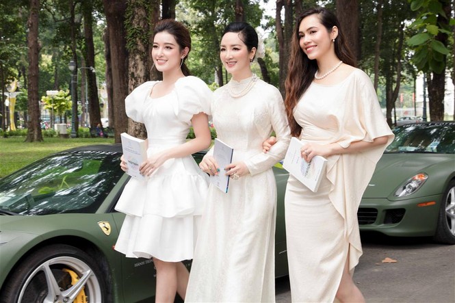 Showbiz 18/6: H'Hen Niê đi chân trần dưới mưa gây sốt - ảnh 13