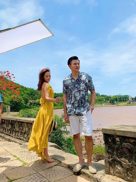 Showbiz 18/6: H'Hen Niê đi chân trần dưới mưa gây sốt - ảnh 15