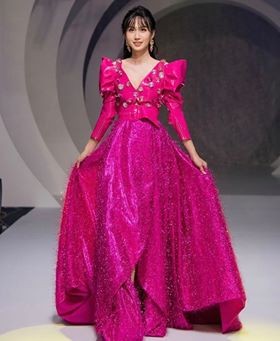 Showbiz 20/7: Kim Lý xoa bụng bầu bạn gái, lần đầu xác nhận Hồ Ngọc Hà “có tin vui” - ảnh 1