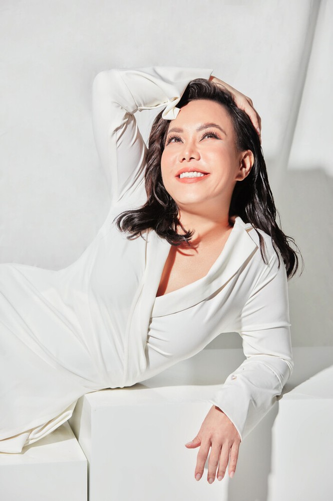 Showbiz 2/8: Phạm Quỳnh Anh khoe lưng trần gợi cảm, Sĩ Thanh diện đồ táo bạo - ảnh 14