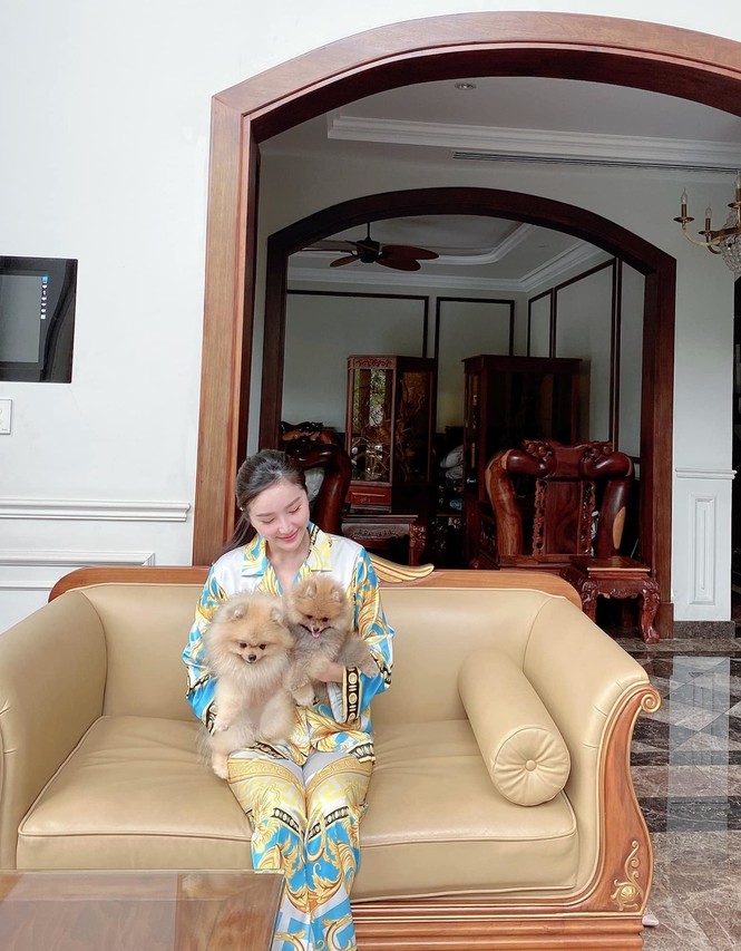 Showbiz 3/8: Bảo Thy diện pijama hàng hiệu, Mâu Thủy tủng ảnh nude táo bạo - ảnh 1