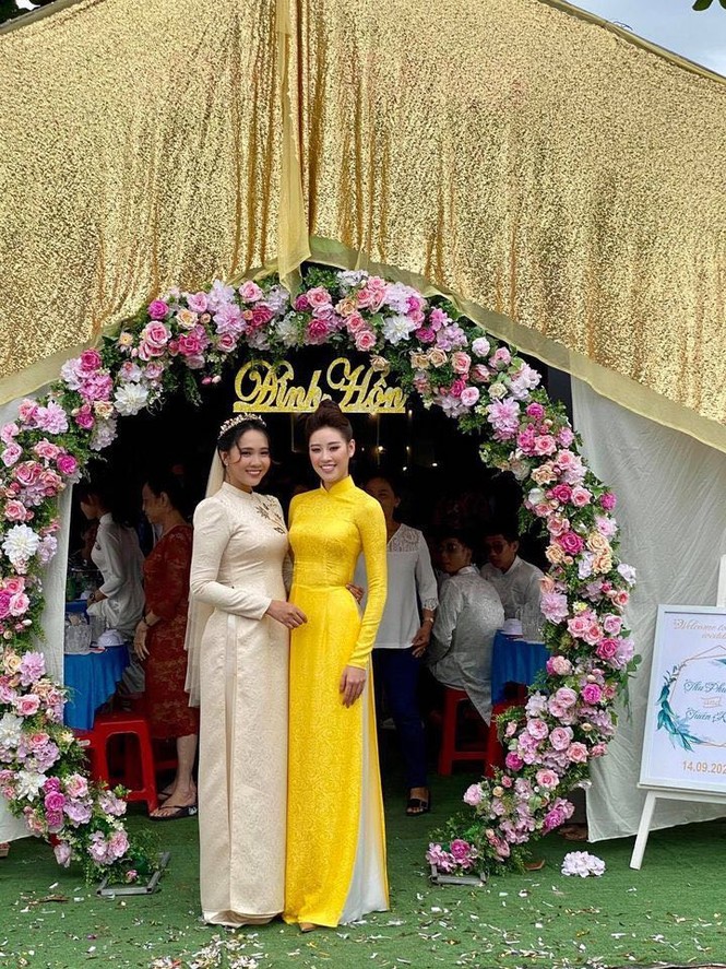 Khánh Vân diện áo dài vàng rực lấn át cô dâu, Võ Hoàng Yến khoe mặt mộc tươi tắn rạng ngời - ảnh 10