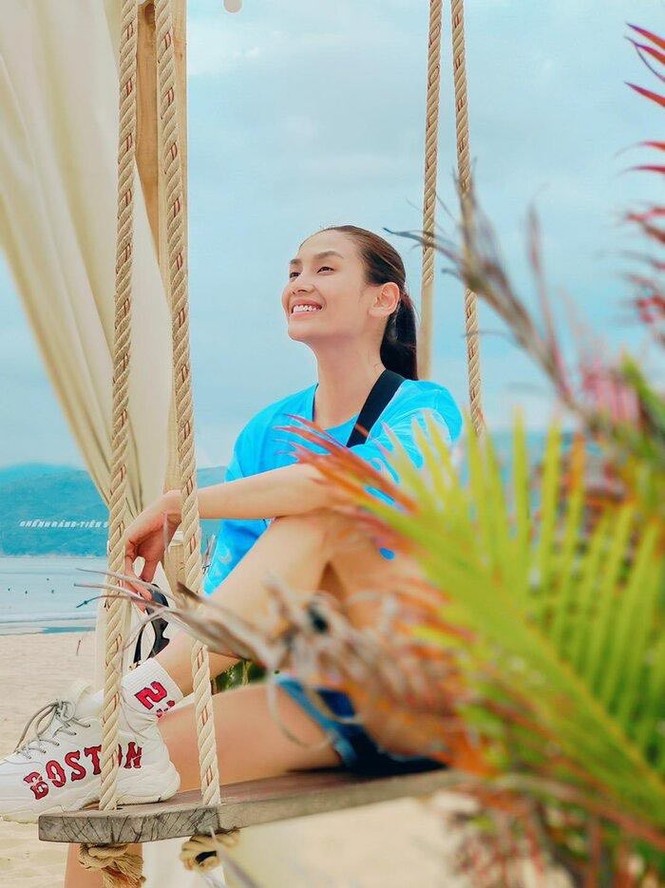 Khánh Vân diện áo dài vàng rực lấn át cô dâu, Võ Hoàng Yến khoe mặt mộc tươi tắn rạng ngời - ảnh 3
