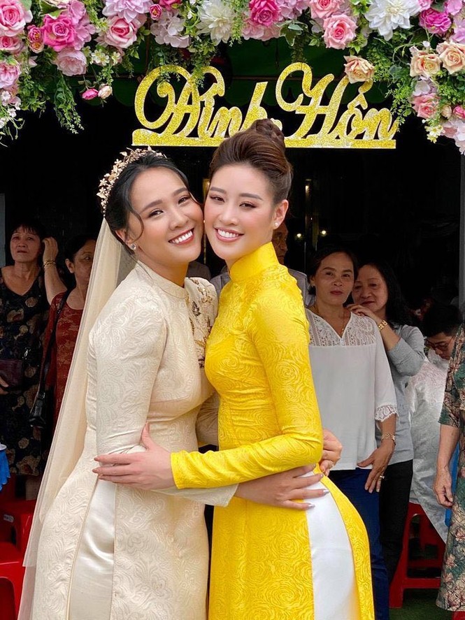 Khánh Vân diện áo dài vàng rực lấn át cô dâu, Võ Hoàng Yến khoe mặt mộc tươi tắn rạng ngời - ảnh 9