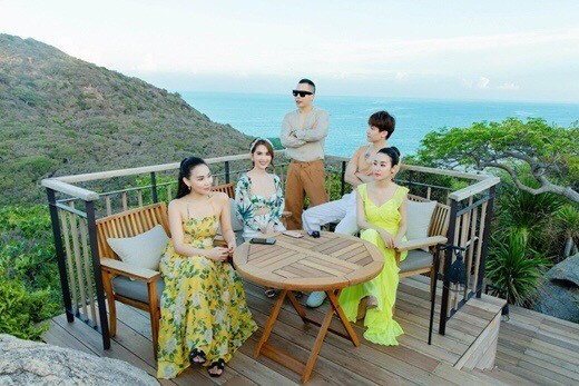 Ngọc Trinh táo bạo tạo dáng trên bàn ăn;Lan Khuê không được đi chơi vì lý do bất khả kháng - ảnh 3