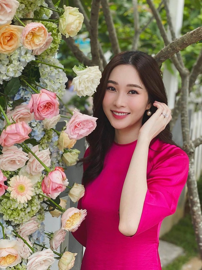 Ngọc Trinh táo bạo tạo dáng trên bàn ăn;Lan Khuê không được đi chơi vì lý do bất khả kháng - ảnh 6