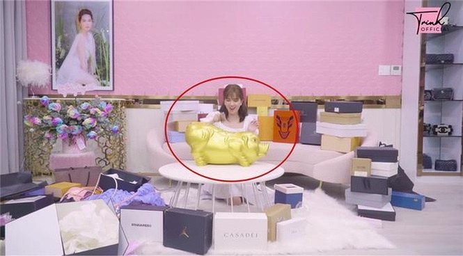 Thủy Tiên bị ông xã ngó lơ khi biển diễn, Angela Phương Trinh bất ngờ diện váy gợi cảm - ảnh 2