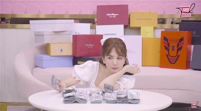 Thủy Tiên bị ông xã ngó lơ khi biển diễn, Angela Phương Trinh bất ngờ diện váy gợi cảm - ảnh 3