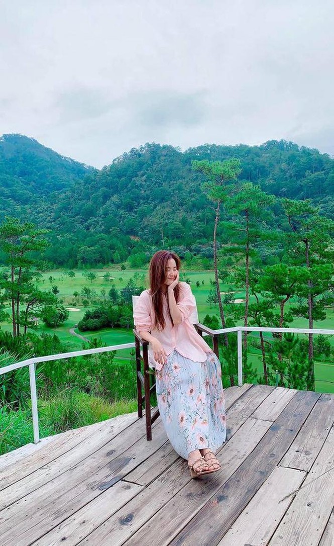 Thủy Tiên bị ông xã ngó lơ khi biển diễn, Angela Phương Trinh bất ngờ diện váy gợi cảm - ảnh 4