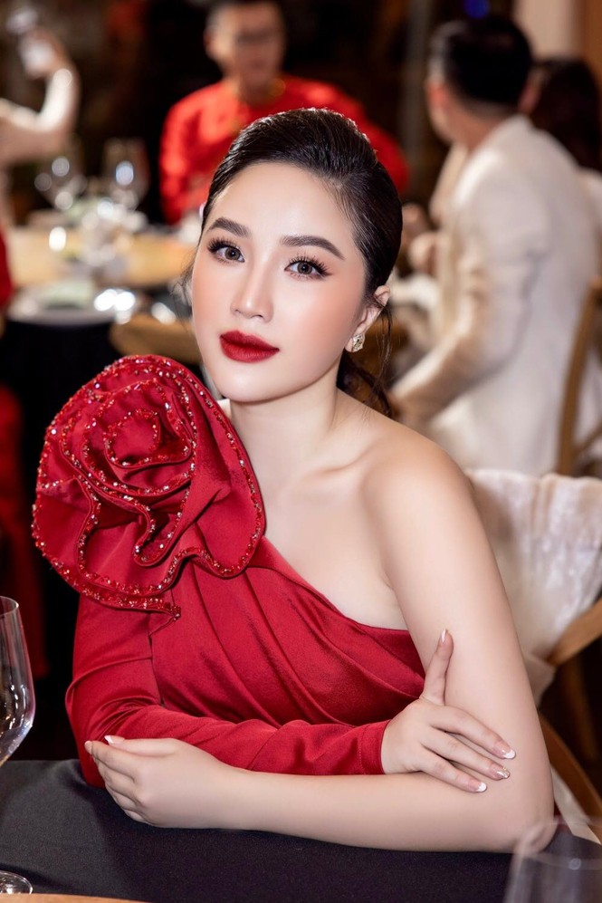 Ngọc Trinh chơi lớn nuôi heo đất bằng vàng; Diện váy đỏ đi tiệc, Bảo Thi vô cùng quyến rũ - ảnh 11