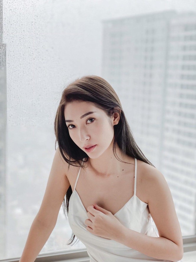 Thủy Tiên nhịn đói đi cứu trợ bà con miền Trung; Ngọc Trinh, Hương Giang đọ sắc - ảnh 1