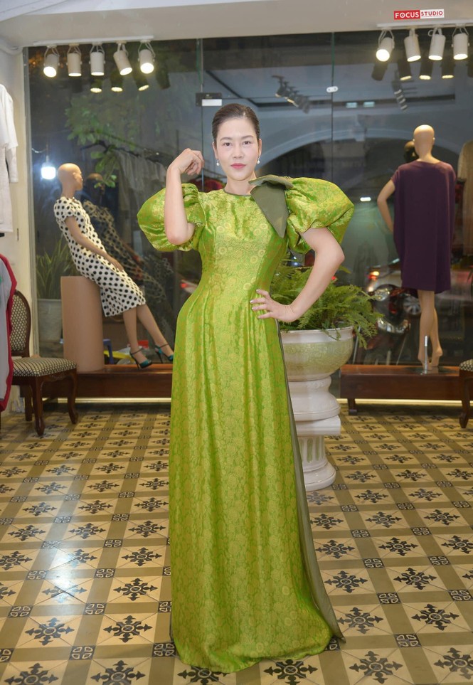 Thủy Tiên nhịn đói đi cứu trợ bà con miền Trung; Ngọc Trinh, Hương Giang đọ sắc - ảnh 7