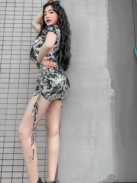 Dù 20/10 Thủy Tiên vẫn ăn vội bát mì tôm để đi cứu trợ bà con; Lynk Lee