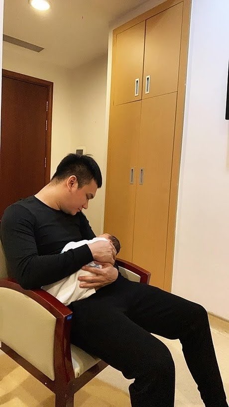 Dù 20/10 Thủy Tiên vẫn ăn vội bát mì tôm để đi cứu trợ bà con; Lynk Lee