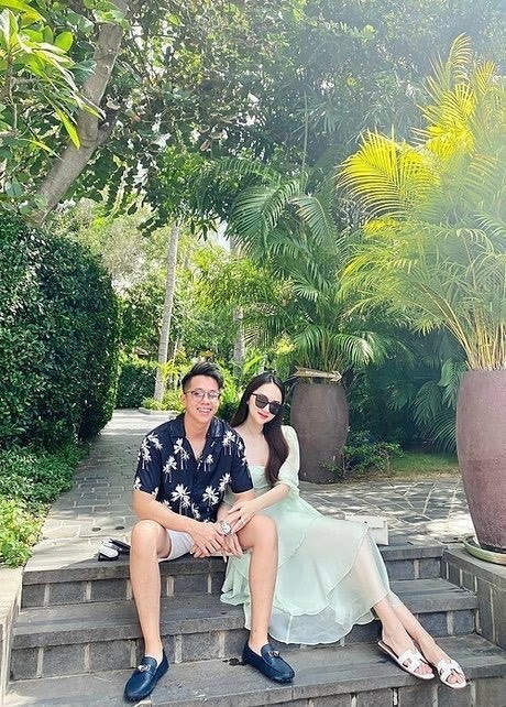 Dù 20/10 Thủy Tiên vẫn ăn vội bát mì tôm để đi cứu trợ bà con; Lynk Lee