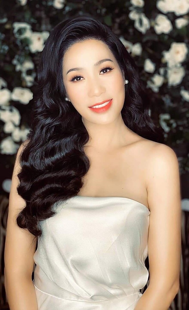 Dù 20/10 Thủy Tiên vẫn ăn vội bát mì tôm để đi cứu trợ bà con; Lynk Lee