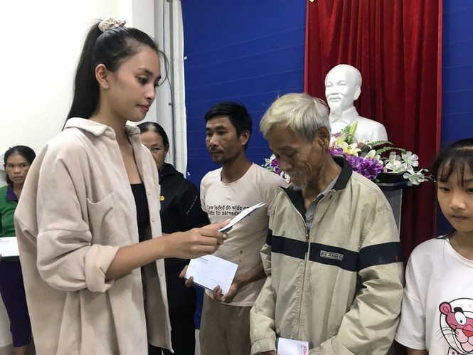 Sao Việt không ngại vào vùng lũ cứu trợ; Thanh Hương hài hước trong tạo hình mới - ảnh 2