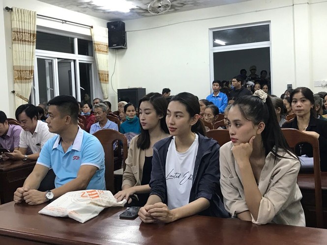 Sao Việt không ngại vào vùng lũ cứu trợ; Thanh Hương hài hước trong tạo hình mới - ảnh 3
