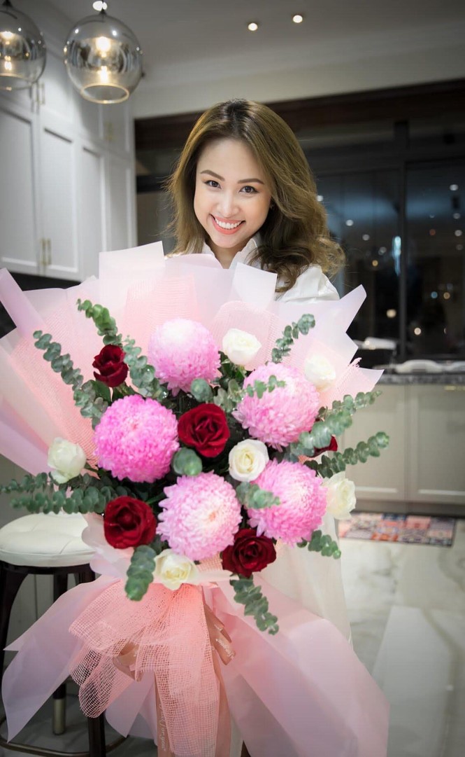 H'Hen Niê chia sẻ về kế hoạch đi ủng hộ miền Trung; Vân Hugo rạng rỡ trong biệt thự mới - ảnh 2