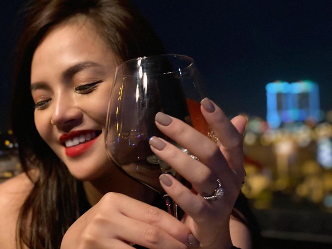 Sĩ Thanh diện đồ khoe vòng 1 trên giường ngủ; Vĩnh Thụy bảnh bao chuẩn