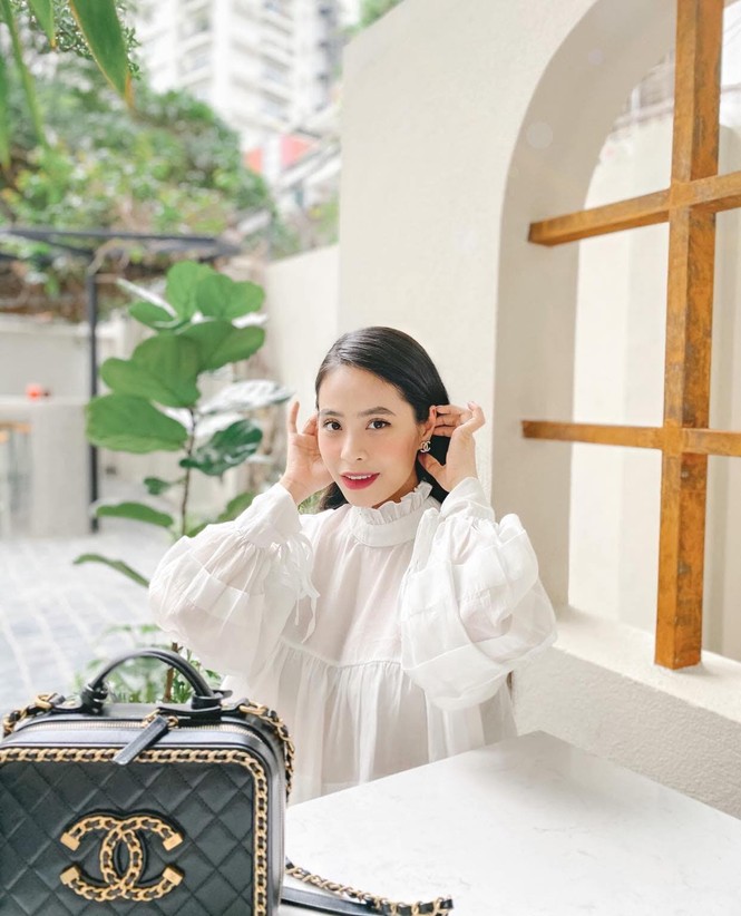 Sĩ Thanh diện đồ khoe vòng 1 trên giường ngủ; Vĩnh Thụy bảnh bao chuẩn
