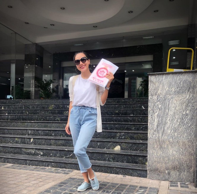 Sĩ Thanh diện đồ khoe vòng 1 trên giường ngủ; Vĩnh Thụy bảnh bao chuẩn
