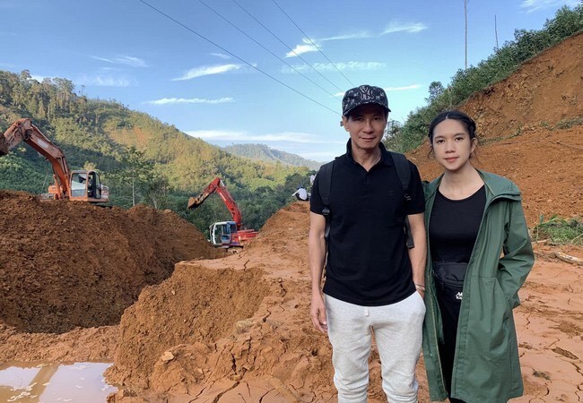 Sĩ Thanh diện đồ khoe vòng 1 trên giường ngủ; Vĩnh Thụy bảnh bao chuẩn