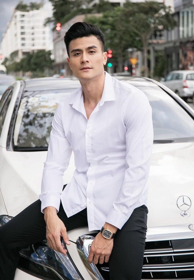 Sĩ Thanh diện đồ khoe vòng 1 trên giường ngủ; Vĩnh Thụy bảnh bao chuẩn