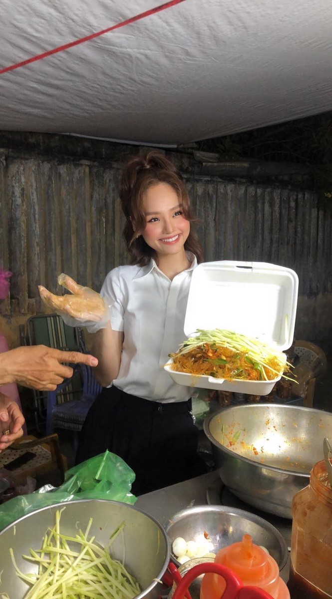 H'Hen Niê nhuộm tóc nâu vàng, diện áo dài duyên dáng; Miu Lê - đại sứ bánh tráng trộn - ảnh 4