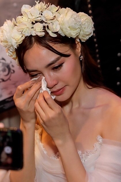 H'Hen Niê nhuộm tóc nâu vàng, diện áo dài duyên dáng; Miu Lê - đại sứ bánh tráng trộn - ảnh 6