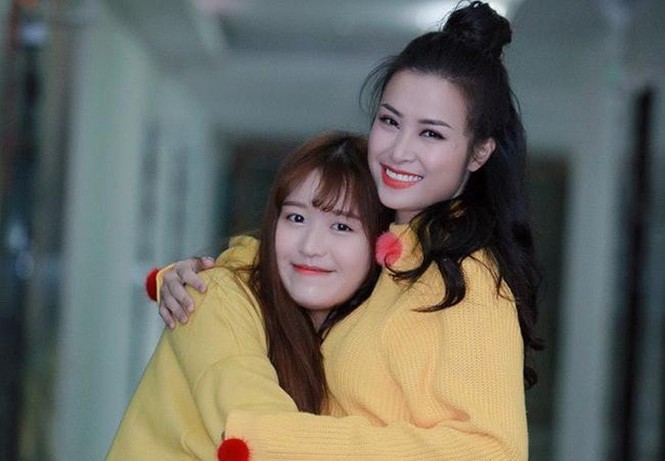 H'Hen Niê nhuộm tóc nâu vàng, diện áo dài duyên dáng; Miu Lê - đại sứ bánh tráng trộn - ảnh 10