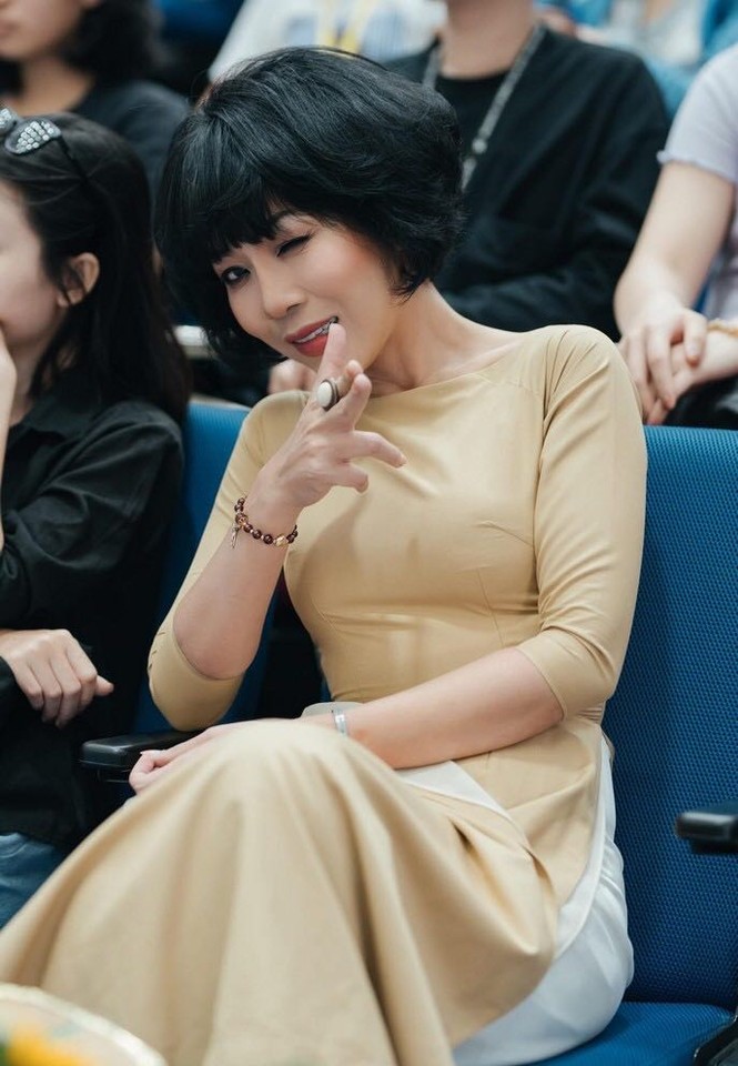 Thủy Tiên trở về Sài Gòn sau 15 ngày đi cứu trợ; Ninh Dương Lan Ngọc trấn an fan - ảnh 2