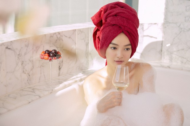 Kaity Nguyễn gợi cảm trong cảnh phim mới; Lâm Vỹ Dạ vui vẻ, lạc quan giữa cơn bão anti-fan - ảnh 12