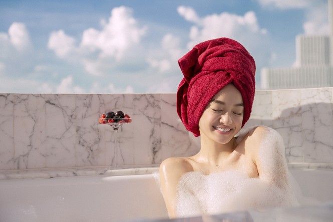 Kaity Nguyễn gợi cảm trong cảnh phim mới; Lâm Vỹ Dạ vui vẻ, lạc quan giữa cơn bão anti-fan - ảnh 13