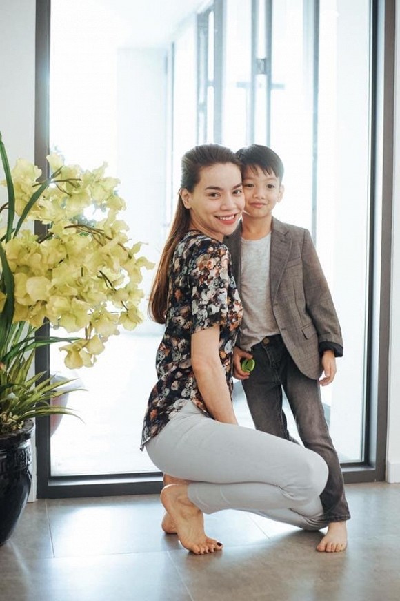 Hiền Hồ vào vai cô y tá trong cảnh quay lãng mạn, con trai Hồ Ngọc Hà bế em cực khéo - ảnh 2