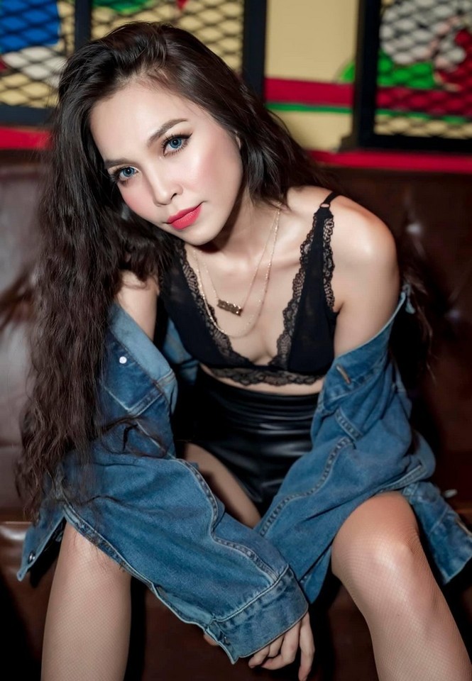 Vợ chồng Trấn Thành khoe ảnh đi du lịch cực tình tứ; Đan Lê đẹp tựa