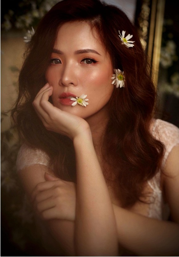 Vợ chồng Trấn Thành khoe ảnh đi du lịch cực tình tứ; Đan Lê đẹp tựa