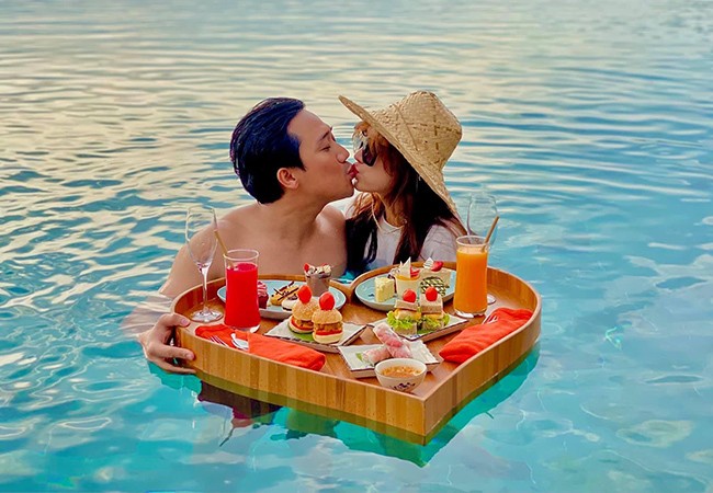 Vợ chồng Trấn Thành khoe ảnh đi du lịch cực tình tứ; Đan Lê đẹp tựa