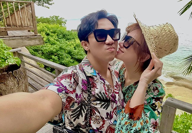 Vợ chồng Trấn Thành khoe ảnh đi du lịch cực tình tứ; Đan Lê đẹp tựa