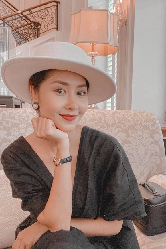 Vợ chồng Trấn Thành khoe ảnh đi du lịch cực tình tứ; Đan Lê đẹp tựa