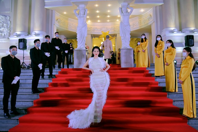 Chi Pu, Lãnh Thanh lần đầu chạm cúp