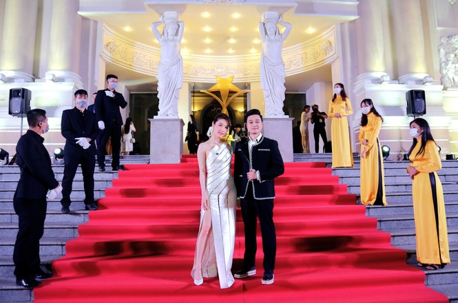 Chi Pu, Lãnh Thanh lần đầu chạm cúp
