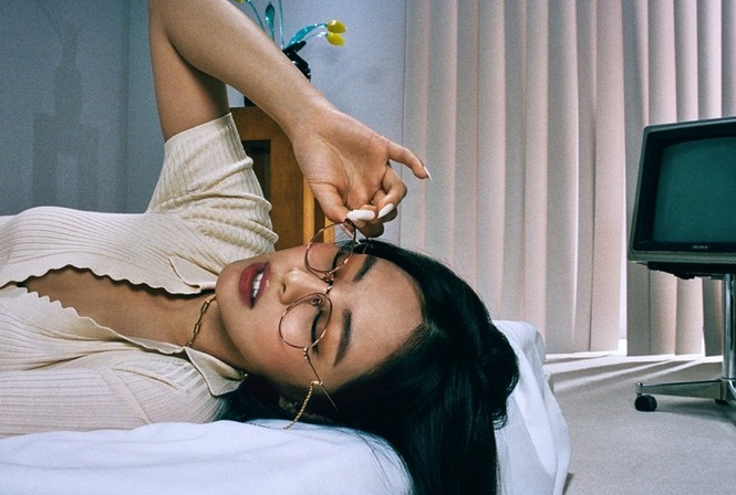 Đeo kính vẫn xinh đẹp hết phần thiên hạ nhờ những bí quyết này - ảnh 1