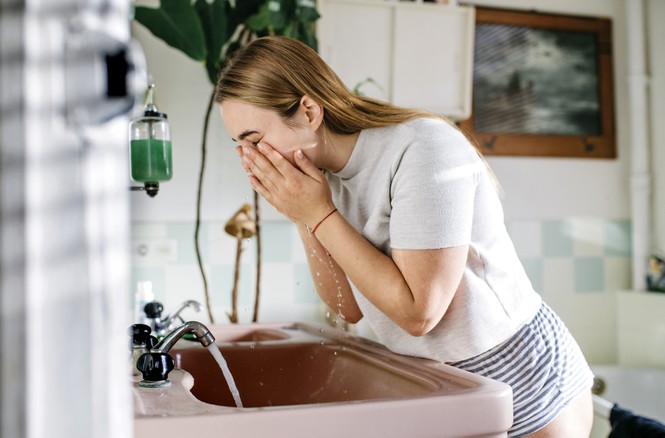 Da dầu ngại dưỡng vì sợ kỵ mỹ phẩm, không dưỡng thì xuống cấp, khổ tâm này có cách giải - ảnh 1